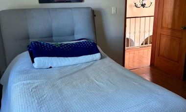 Residencia en Puerta del Carmen con doble altura, chimenea, amplia terraza y jardín que rodea la propiedad