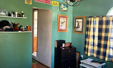 Residencia en Puerta del Carmen con doble altura, chimenea, amplia terraza y jardín que rodea la propiedad