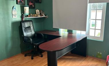 Residencia en Puerta del Carmen con doble altura, chimenea, amplia terraza y jardín que rodea la propiedad