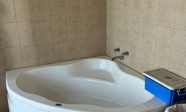 Residencia en Puerta del Carmen con doble altura, chimenea, amplia terraza y jardín que rodea la propiedad