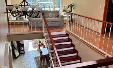 Residencia en Puerta del Carmen con doble altura, chimenea, amplia terraza y jardín que rodea la propiedad