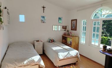 Residencia en Puerta del Carmen con doble altura, chimenea, amplia terraza y jardín que rodea la propiedad