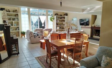 Residencia en Puerta del Carmen con doble altura, chimenea, amplia terraza y jardín que rodea la propiedad