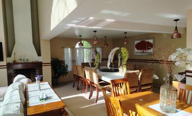 Residencia en Puerta del Carmen con doble altura, chimenea, amplia terraza y jardín que rodea la propiedad