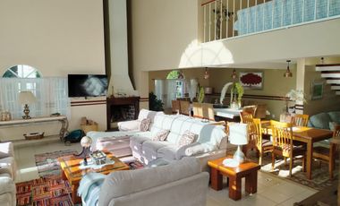 Residencia en Puerta del Carmen con doble altura, chimenea, amplia terraza y jardín que rodea la propiedad