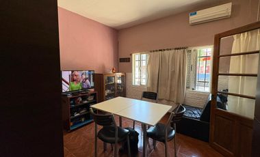 VENTA – Casa 2 dormitorios al frente,  Saavedra al 600 – Rosario