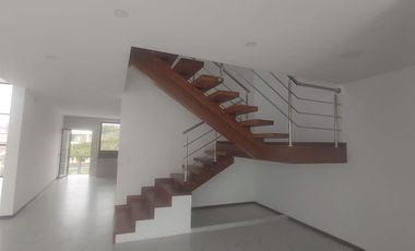 VENTA DE CASA EN URBANIZACIÓN CIUDAD DEL MAR AL SUR DE MANTA, VIA SAN MATEO