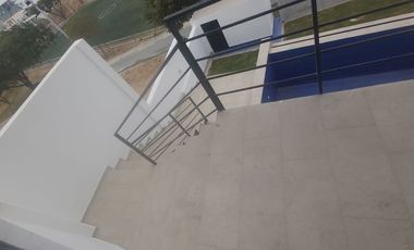 VENTA DE CASA EN URBANIZACIÓN CIUDAD DEL MAR AL SUR DE MANTA, VIA SAN MATEO