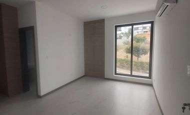 VENTA DE CASA EN URBANIZACIÓN CIUDAD DEL MAR AL SUR DE MANTA, VIA SAN MATEO