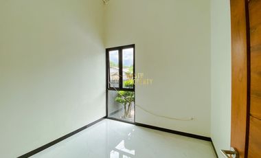 RUMAH DESAIN MEWAH, TANAH LUAS, DEKAT PASAR JANGKANG