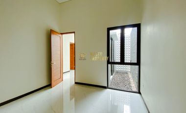 RUMAH DESAIN MEWAH, TANAH LUAS, DEKAT PASAR JANGKANG