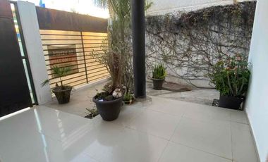 CASA EN VENTA ZONA TRES RÍOS con ELEVADOR y ALBERCA