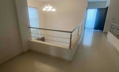 CASA EN VENTA ZONA TRES RÍOS con ELEVADOR y ALBERCA