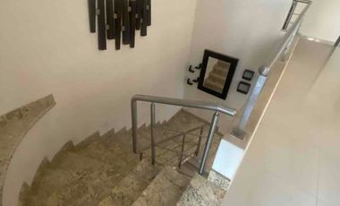 CASA EN VENTA ZONA TRES RÍOS con ELEVADOR y ALBERCA