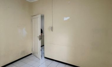 DISEWAKAN CEPAT BARU RENOVASI RUMAH TAMAN PALEM LESTARI 2 LANTAI, JAKARTA BARAT