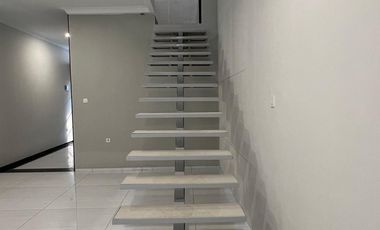 RUMAH BARU KEREN 2 LANTAI MINIMALIS MODERN TENGAH KOTA SIAP HUNI DI KEMBAR BANDUNG