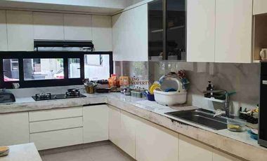 LEVEL LUXURY - BARU & MEWAH!
Rumah 3.5 Lantai Modern Luxury Contemporary - Super Langka di Puri Mansion, Jakarta Barat
Unit baru, luas besar, finishing premium, dan dilengkapi Private Pool. Cocok untuk keluarga yang mengutamakan kenyamanan, privasi, dan prestise