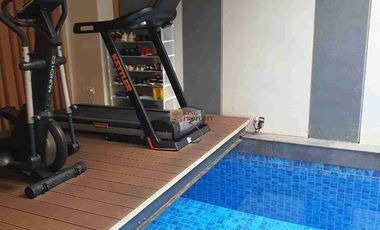 LEVEL LUXURY - BARU & MEWAH!
Rumah 3.5 Lantai Modern Luxury Contemporary - Super Langka di Puri Mansion, Jakarta Barat
Unit baru, luas besar, finishing premium, dan dilengkapi Private Pool. Cocok untuk keluarga yang mengutamakan kenyamanan, privasi, dan prestise