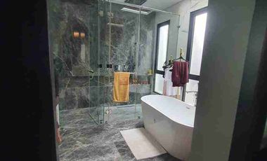 LEVEL LUXURY - BARU & MEWAH!
Rumah 3.5 Lantai Modern Luxury Contemporary - Super Langka di Puri Mansion, Jakarta Barat
Unit baru, luas besar, finishing premium, dan dilengkapi Private Pool. Cocok untuk keluarga yang mengutamakan kenyamanan, privasi, dan prestise