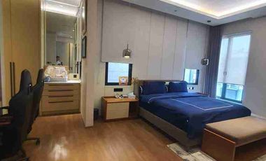 LEVEL LUXURY - BARU & MEWAH!
Rumah 3.5 Lantai Modern Luxury Contemporary - Super Langka di Puri Mansion, Jakarta Barat
Unit baru, luas besar, finishing premium, dan dilengkapi Private Pool. Cocok untuk keluarga yang mengutamakan kenyamanan, privasi, dan prestise