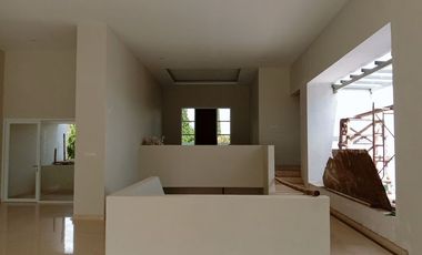 RUMAH MEWAH 2 LANTAI LUAS TERAWAT SIAP HUNI DI JAYAGIRI LEMBANG