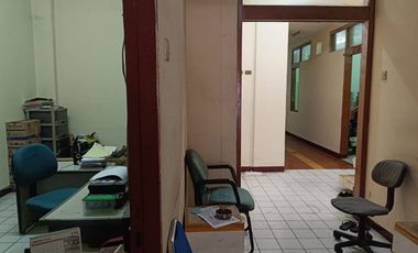 RUKO 2,5 LANTAI LOKASI RAMAI STRATEGIS COCOK SEGALA USAHA SIAP PAKAI DI MAINROAD PUNGKUR BANDUNG