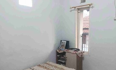 RUMAH 2 LANTAI, 4KTDR, DEKAT JALAN UTAMA, SARIJADI.