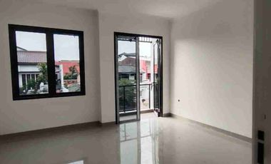 DI JUAL RUMAH 2 LANTAI SIAP HUNI LEGALITAS SHM LOKASI STRATEGIS DEKAT TERMINAL RAWAMANGUN JAKARTA TIMUR
