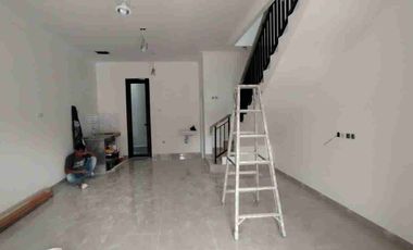 DI JUAL RUMAH 2 LANTAI SIAP HUNI LEGALITAS SHM LOKASI STRATEGIS DEKAT TERMINAL RAWAMANGUN JAKARTA TIMUR