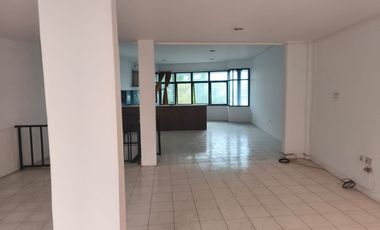 RUKO STRATEGIS 3 LANTAI LOKASI RAMAI COCOK UNTUK SEGALA USAHA SIAP PAKAI DI ASTANA ANYAR BANDUNG