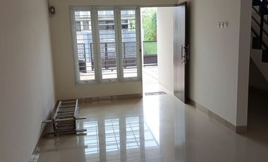 RUMAH BAGUS 2 LANTAI LINGKUNGAN ASRI NYAMAN SIAP HUNI DI ARCAMANIK BANDUNG