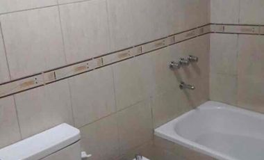 Particular alquila departamento de un dormitorio y dependencias, muy seguro y luminoso, en calle Reconquista 55, altura San Martín al 4000, Neuquén capital.