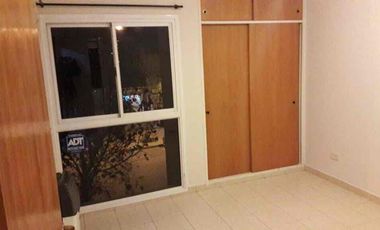 Particular alquila departamento de un dormitorio y dependencias, muy seguro y luminoso, en calle Reconquista 55, altura San Martín al 4000, Neuquén capital.