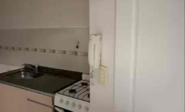 Particular alquila departamento de un dormitorio y dependencias, muy seguro y luminoso, en calle Reconquista 55, altura San Martín al 4000, Neuquén capital.