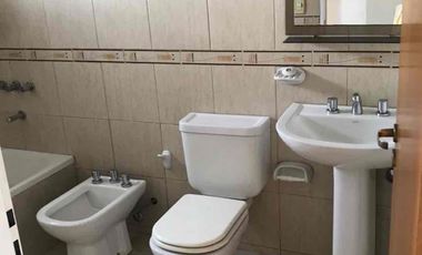 Particular alquila departamento de un dormitorio y dependencias, muy seguro y luminoso, en calle Reconquista 55, altura San Martín al 4000, Neuquén capital.