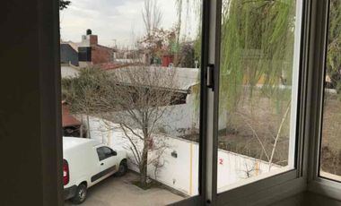 Particular alquila departamento de un dormitorio y dependencias, muy seguro y luminoso, en calle Reconquista 55, altura San Martín al 4000, Neuquén capital.