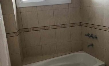 Particular alquila departamento de un dormitorio y dependencias, muy seguro y luminoso, en calle Reconquista 55, altura San Martín al 4000, Neuquén capital.