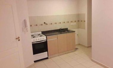 Particular alquila departamento de un dormitorio y dependencias, muy seguro y luminoso, en calle Reconquista 55, altura San Martín al 4000, Neuquén capital.