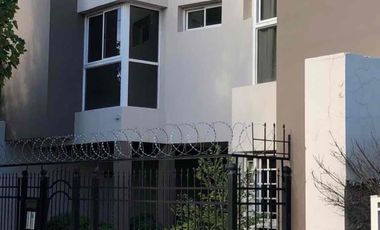 Particular alquila departamento de un dormitorio y dependencias, muy seguro y luminoso, en calle Reconquista 55, altura San Martín al 4000, Neuquén capital.