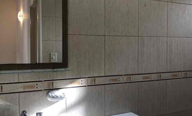 Particular alquila departamento de un dormitorio y dependencias, muy seguro y luminoso, en calle Reconquista 55, altura San Martín al 4000, Neuquén capital.