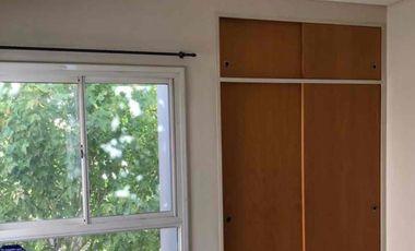 Particular alquila departamento de un dormitorio y dependencias, muy seguro y luminoso, en calle Reconquista 55, altura San Martín al 4000, Neuquén capital.