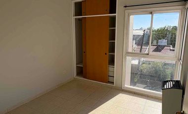 Particular alquila departamento de un dormitorio y dependencias, muy seguro y luminoso, en calle Reconquista 55, altura San Martín al 4000, Neuquén capital.