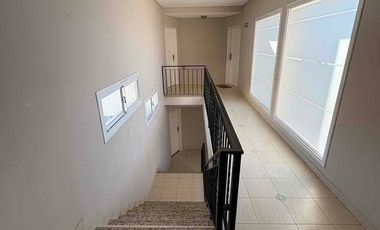 Particular alquila departamento de un dormitorio y dependencias, muy seguro y luminoso, en calle Reconquista 55, altura San Martín al 4000, Neuquén capital.