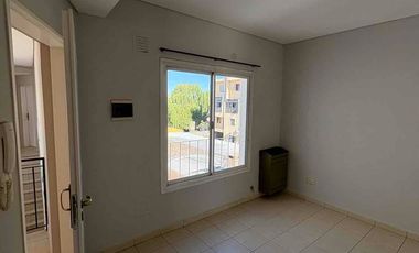 Particular alquila departamento de un dormitorio y dependencias, muy seguro y luminoso, en calle Reconquista 55, altura San Martín al 4000, Neuquén capital.