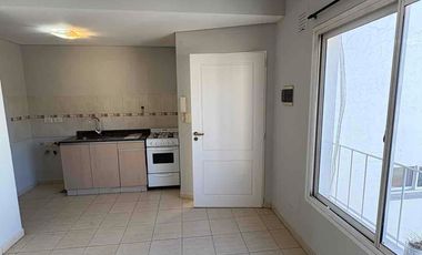 Particular alquila departamento de un dormitorio y dependencias, muy seguro y luminoso, en calle Reconquista 55, altura San Martín al 4000, Neuquén capital.