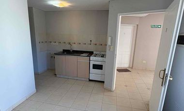 Particular alquila departamento de un dormitorio y dependencias, muy seguro y luminoso, en calle Reconquista 55, altura San Martín al 4000, Neuquén capital.