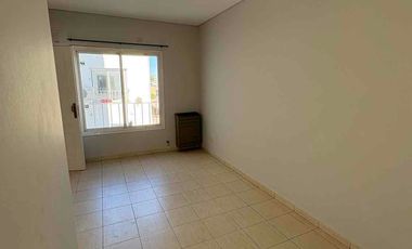 Particular alquila departamento de un dormitorio y dependencias, muy seguro y luminoso, en calle Reconquista 55, altura San Martín al 4000, Neuquén capital.
