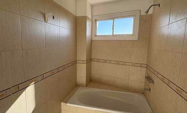 Particular alquila departamento de un dormitorio y dependencias, muy seguro y luminoso, en calle Reconquista 55, altura San Martín al 4000, Neuquén capital.