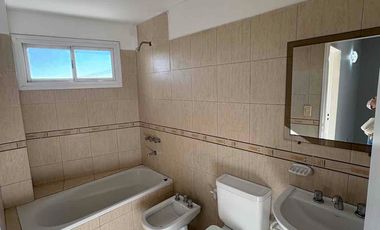 Particular alquila departamento de un dormitorio y dependencias, muy seguro y luminoso, en calle Reconquista 55, altura San Martín al 4000, Neuquén capital.