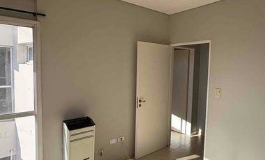 Particular alquila departamento de un dormitorio y dependencias, muy seguro y luminoso, en calle Reconquista 55, altura San Martín al 4000, Neuquén capital.